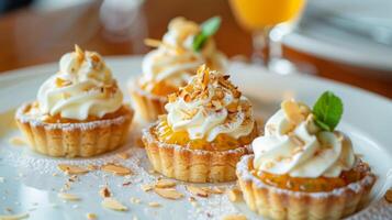 un trío de miniatura maracuyá tartas coronado con un porción de azotado crema y un espolvorear de tostado Almendras foto