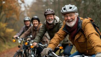 un grupo de jubilados rango en años desde 60 60 a 80 actitud para un foto con su bicicletas antes de ajuste apagado en un escénico paseo mediante el campo