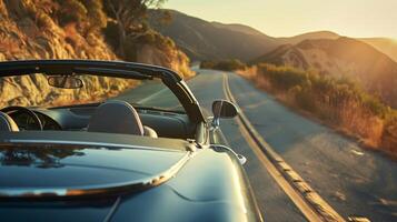 el emoción de devanado mediante escénico montaña carreteras en un lujoso convertible con el parte superior abajo foto