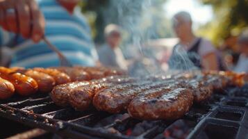 un animado grupo de jubilados sirviendo fuera parilla desde un portátil parrilla con el olor de caliente perros y hamburguesas relleno el aire como ellos relajarse y disfrutar el empresa de cada otro foto