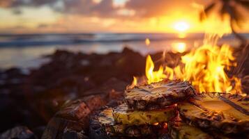 como el Dom conjuntos terminado el Oceano el calentar resplandor de el fuego ilumina el jugoso rebanadas de carbonizado piña esperando a ser devorado foto