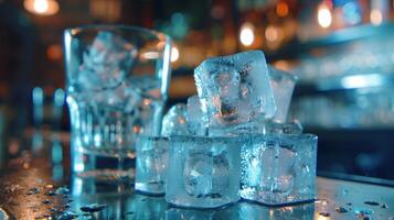 un monitor de diferente tamaños y formas de hielo cubitos destacando su papel en acuerdo bebidas frio y refrescante a lo largo con un recordatorio a permanecer hidratado foto
