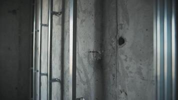 metal perfil para paneles de yeso en el pared video