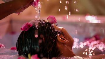 un persona torrencial agua de rosas terminado su pelo mientras en el sauna utilizando el calor a infundir el Rosa olor y dejando su pelo brillante y suave. foto