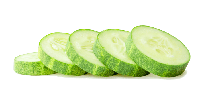 lato Visualizza impostato di verde cetriolo fette o pezzi isolato con ritaglio sentiero e ombra nel file formato png