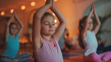 niños y padres participar en un yoga sesión extensión su cuerpos y mentes juntos foto