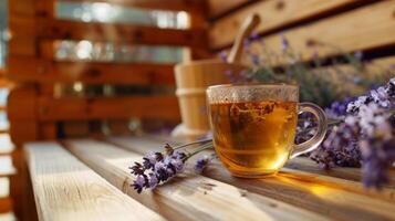 un taza de herbario té descansando en el banco siguiente a el sauna Proporcionar hidratación y más lejos relajación. foto