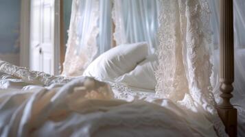 el elegante cuatro postes cama es adornado con delicado cordón cortinas agregando a el lujoso atmósfera foto