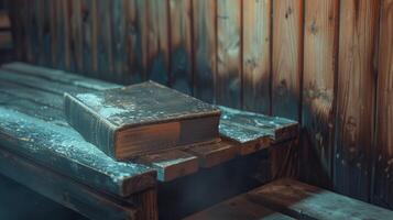 un libro con un desgastado cubrir pags en un estante dentro el sauna Proporcionar un bienvenido distracción para mental relajación. foto