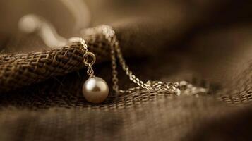 un sencillo y eterno par de plata soltar pendientes con un Delgado cadena y un soltero perla foto