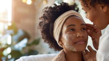 un madre compartiendo protección de la piel consejos con su Adolescente hija durante un facial tratamiento. foto