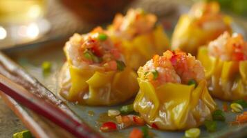 un exótico tomar en el clásico Cerdo y camarón shumai con un toque de tropical Fruta salsa foto