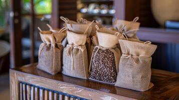 un recuerdo bolso lleno con pantalones de café frijoles desde cada de el islas visitó durante el saboreo permitiendo invitados a Seguir su isla elaborar cerveza aventuras a hogar foto