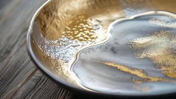 un superficial plato con un lustroso metálico vidriar efecto en sombras de plata y oro dando apagado un moderno y lujoso onda. foto