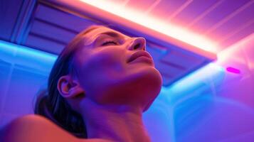 el personas cara y cuello visiblemente más relajado y Libre de tensión después utilizando el infrarrojo sauna a facilitar su migraña. foto