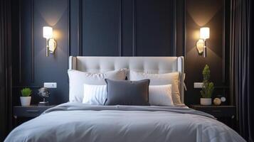 un elegante dormitorio con estratégicamente pags LED apliques y un inteligente ligero cambiar a fácilmente controlar luces sin consiguiendo fuera de cama foto
