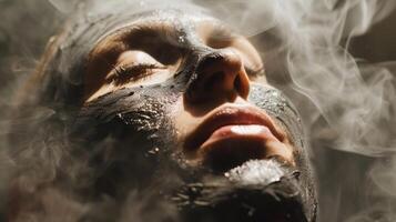 un personas cara es humeante como ellos recibir un desintoxicante carbón máscara durante su sauna sesión mejorando el piel exfoliación beneficios. foto
