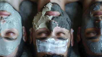 un interactivo actividad dónde hombres tratar fuera diferente tipos de cara mascaras desde arcilla a sábana mascaras a ver cuales es mejor para su piel tipo foto