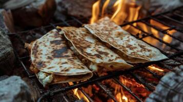 quesadillas el último cámping comodidad alimento. A la parrilla a perfección terminado un flameante fuego el caseoso bondad y calentar tortilla hacer para el Perfecto hoguera comida. disfrutar ingenio foto