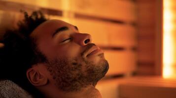 un persona con su cabeza inclinado espalda ojos cerrado y un sereno sonrisa mientras escuchando a un guiado relajación audio en el sauna. foto