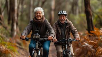 con prismáticos alrededor su cuellos y amplio sonrisas en su caras un retirado Pareja conjuntos apagado en eléctrico bicicletas a descubrir el natural belleza de un sereno naturaleza reserva encarnar foto