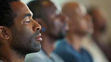 un grupo de hombres participativo en un guiado meditación sesión aprendizaje tecnicas a promover conciencia de sí mismo y interior paz foto