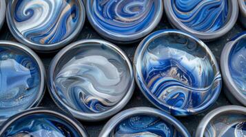 un conjunto de cerámico jabón platos con un único jaspeado modelo en sombras de azul y gris. foto