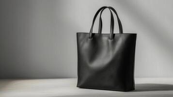 un clásico negro totalizador bolso en flexible cuero con subestimado detalles y un espacioso interior para todos los días utilizar foto