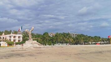 puerto escondido Oaxaca Mexiko 2022 Hände Stein Felsen Statue Skulptur Strand puerto escondido Mexiko. video