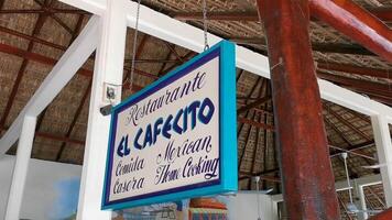 puerto escondido oaxaca Mexico 2022 blauw wit teken restaurant naam el cafecito puerto escondido Mexico. video