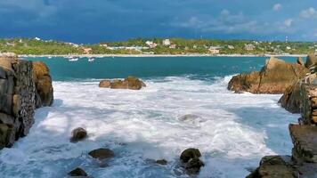 skön stenar klippor se vågor på strand kust panorama Mexiko. video