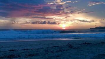 colorato d'oro tramonto grande onda tropicale spiaggia puerto escondido Messico. video