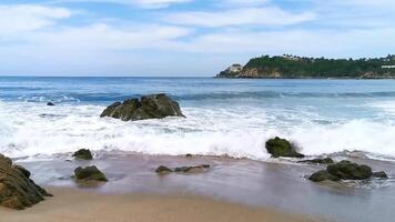 bellissimo rocce scogliere Visualizza onde a spiaggia costa panorama Messico. video