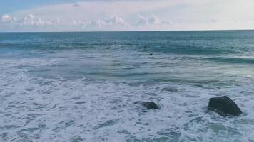 lindo pedras falésias Visão ondas às de praia costa panorama México. video