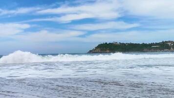 impressionnant énorme gros surfeur vagues à plage puerto escondido Mexique. video