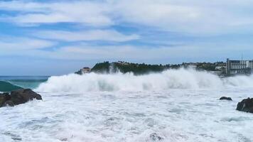 lindo pedras falésias Visão ondas às de praia costa panorama México. video