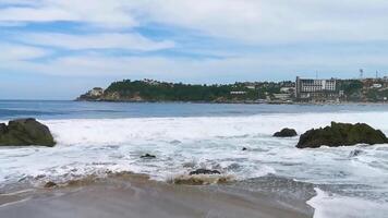 hermosa rocas acantilados ver olas a playa costa panorama México. video