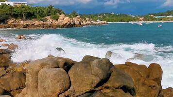 magnifique rochers falaises vue vagues à plage côte panorama Mexique. video