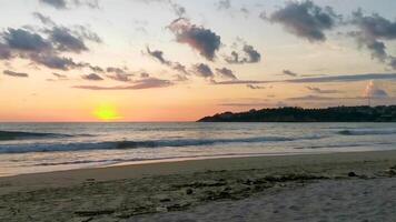 coloré d'or le coucher du soleil gros vague tropical plage puerto escondido Mexique. video