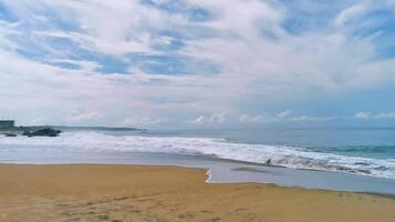 verbazingwekkend reusachtig groot surfer golven Bij strand puerto escondido Mexico. video