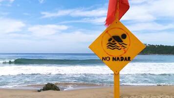 rosso bandiera nuoto Proibito alto onde nel puerto escondido Messico. video