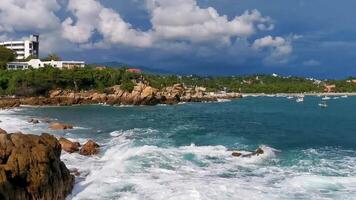 bellissimo rocce scogliere Visualizza onde a spiaggia costa panorama Messico. video