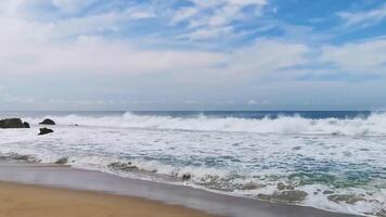 verbazingwekkend reusachtig groot surfer golven Bij strand puerto escondido Mexico. video