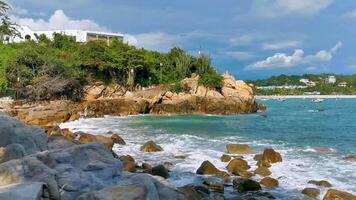 mooi rotsen kliffen visie golven Bij strand kust panorama Mexico. video