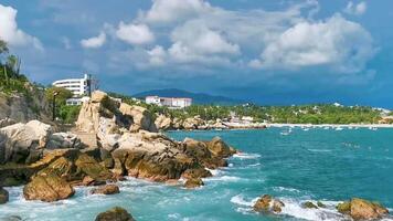 lindo pedras falésias Visão ondas às de praia costa panorama México. video