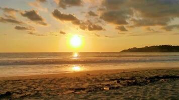 vistoso dorado puesta de sol grande ola tropical playa puerto escondido México. video
