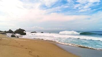 lindo pedras falésias Visão ondas às de praia costa panorama México. video