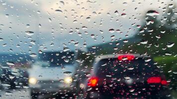 Visualizza attraverso auto parabrezza con pioggia gocce su esso - 4k metraggio video