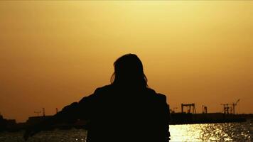 dansant femme silhouette dans le coucher du soleil lumière video