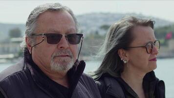 padre y hija es caminando en turístico sitio video